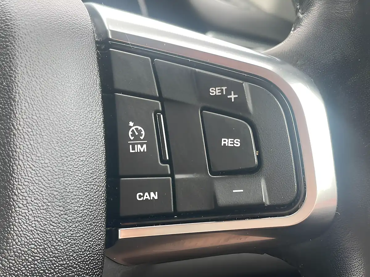 Used 2018 Land Rover Discovery Sport Se White - Interior and Exterior details 20