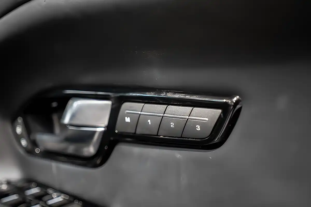 Used 2018 Land Rover Range Rover Evoque Hse Dynamic Black - Interior and Exterior details 9