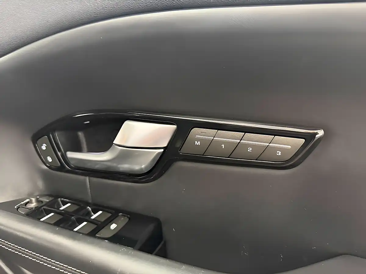Used 2018 Land Rover Range Rover Evoque Hse Dynamic Black - Interior and Exterior details 12