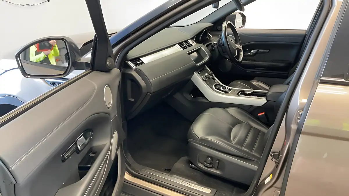 Used 2018 Land Rover Range Rover Evoque Hse Dynamic Brown - Interior and Exterior details 9