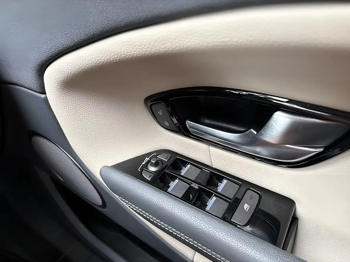 Used 2018 Land Rover Range Rover Evoque Se Tech Black - Interior and Exterior details 18