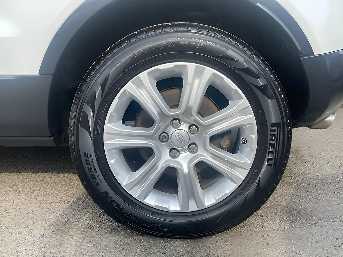Used 2018 Land Rover Range Rover Evoque Se Tech White - Interior and Exterior details 5
