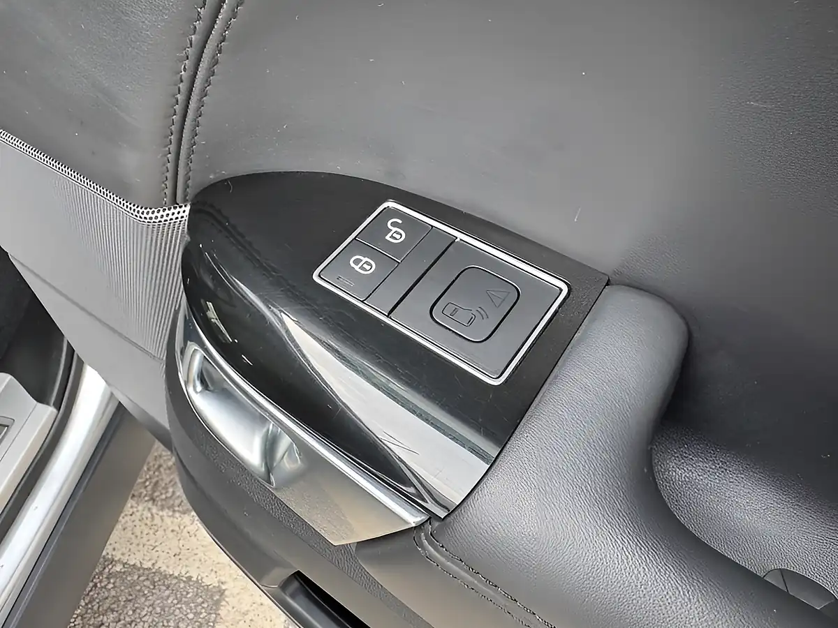 Used 2018 Land Rover Range Rover Sport Autobiography Dynamic Silver - Interior and Exterior details 12