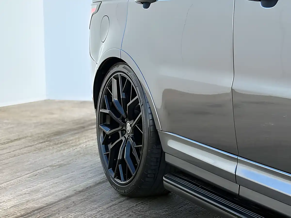 Used 2018 Land Rover Range Rover Sport Svr Corris Grey - Interior and Exterior details 5