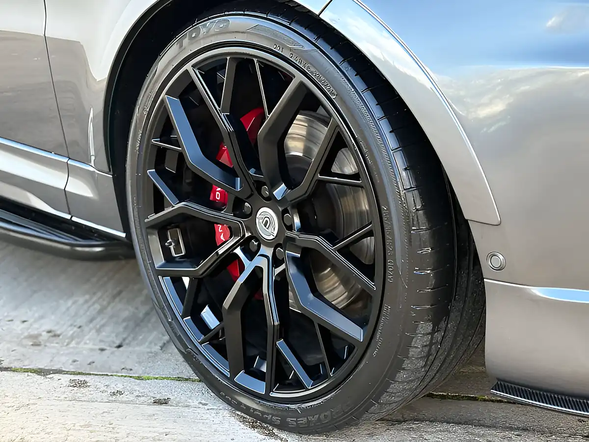 Used 2018 Land Rover Range Rover Sport Svr Corris Grey - Interior and Exterior details 6