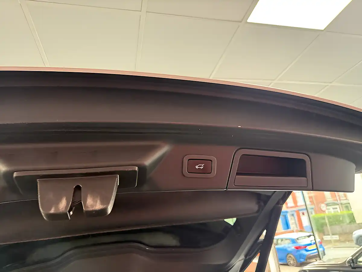 Used 2018 Land Rover Range Rover Velar Hse White - Interior and Exterior details 10