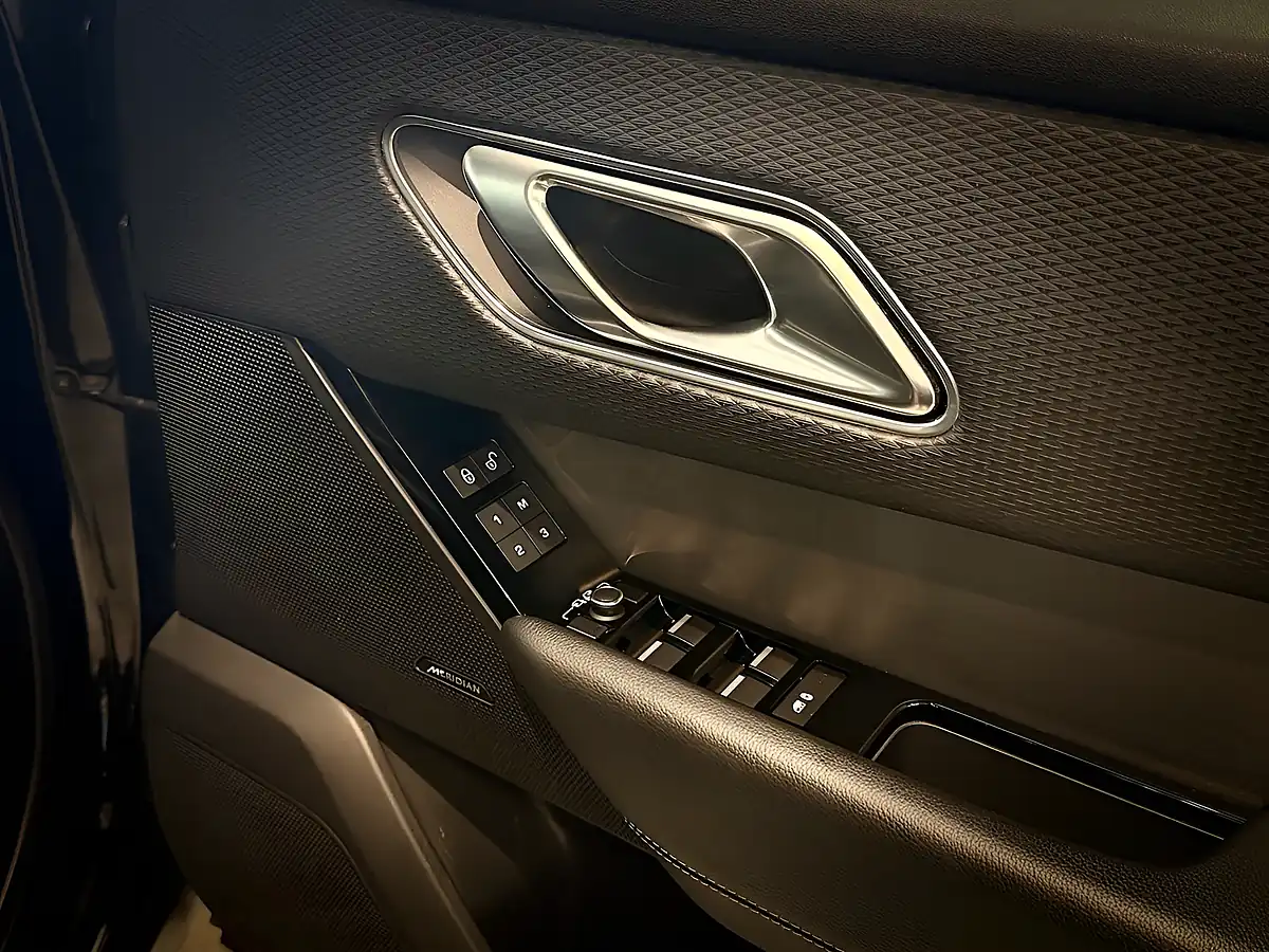 Used 2018 Land Rover Range Rover Velar R-Dynamic Black - Interior and Exterior details 10