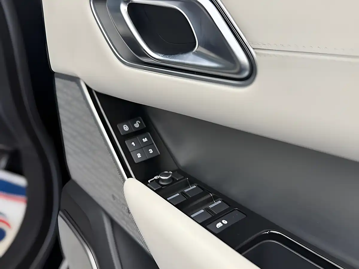 Used 2018 Land Rover Range Rover Velar R-Dynamic Hse Black - Interior and Exterior details 11