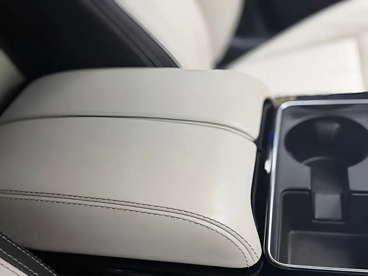Used 2018 Land Rover Range Rover Velar R-Dynamic Hse Black - Interior and Exterior details 17