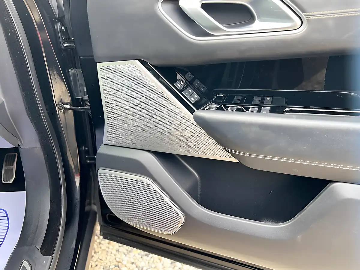 Used 2018 Land Rover Range Rover Velar R-Dynamic Hse Black - Interior and Exterior details 10
