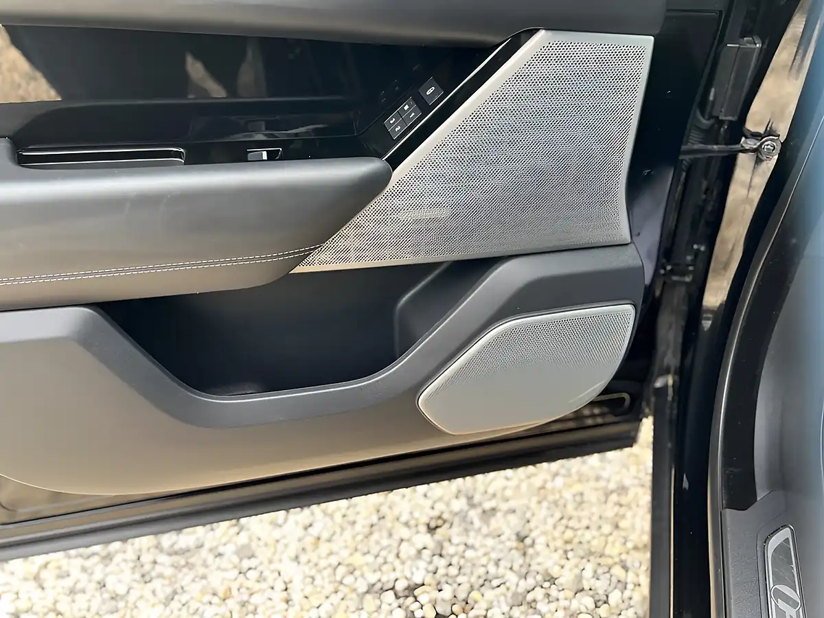 Used 2018 Land Rover Range Rover Velar R-Dynamic Hse Black - Interior and Exterior details 19