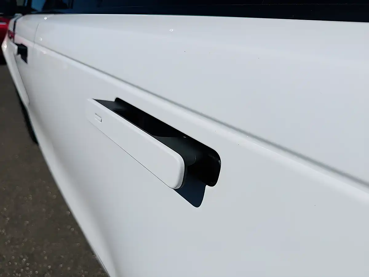 Used 2018 Land Rover Range Rover Velar R-Dynamic Hse White - Interior and Exterior details 8