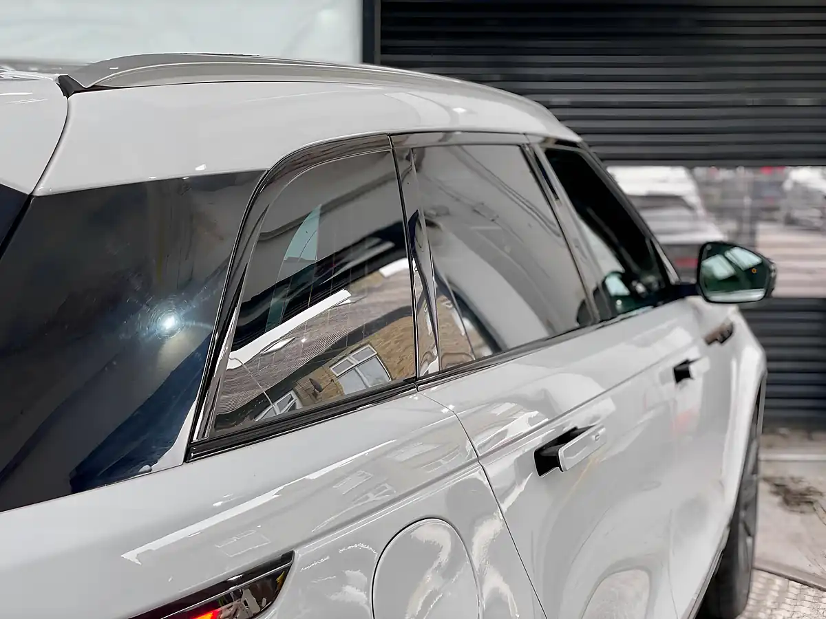 Used 2018 Land Rover Range Rover Velar R-Dynamic Hse White - Interior and Exterior details 11