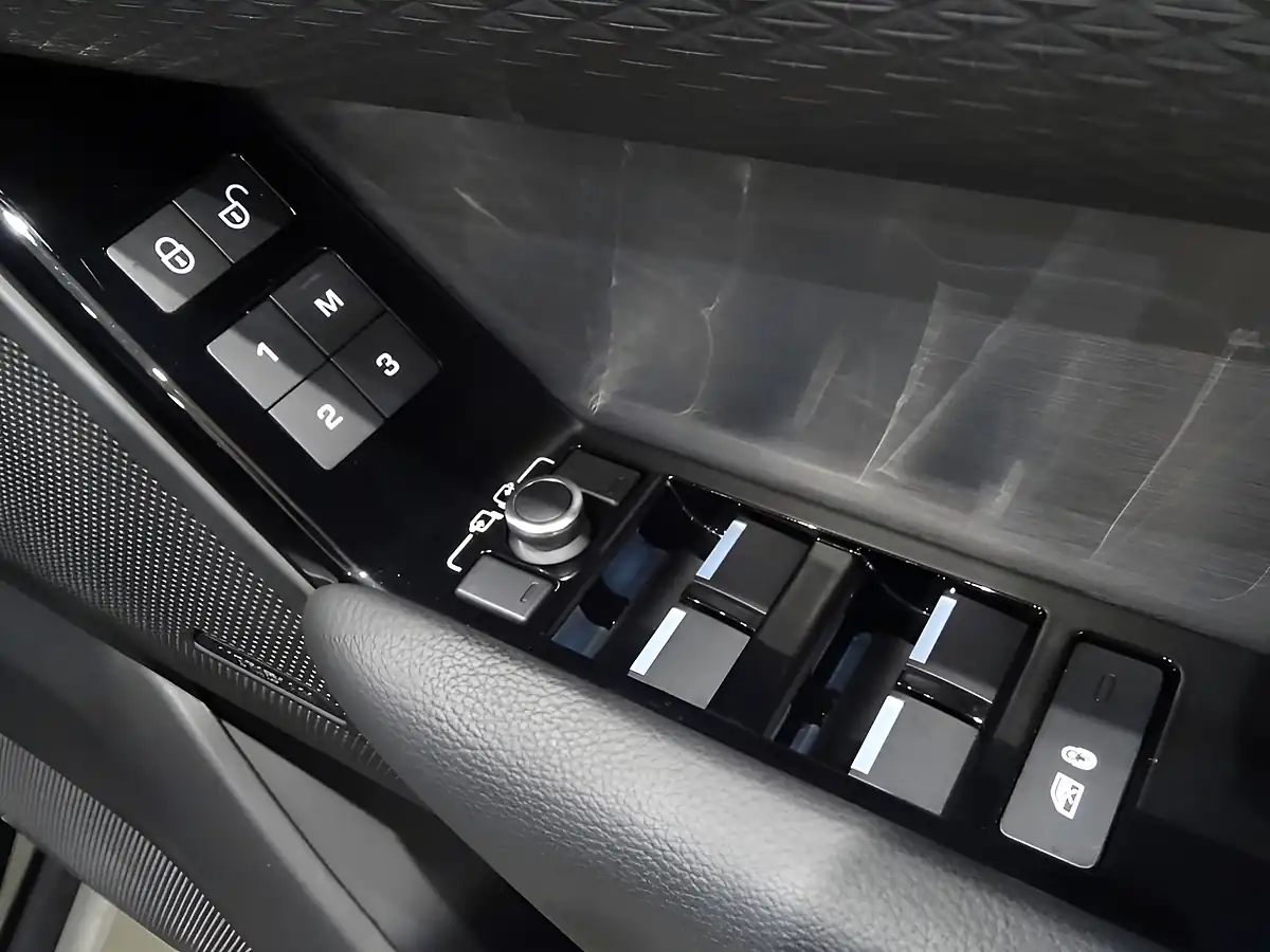 Used 2018 Land Rover Range Rover Velar R-Dynamic S Black - Interior and Exterior details 18