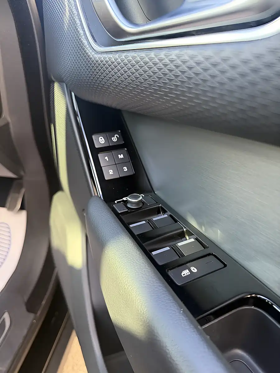 Used 2018 Land Rover Range Rover Velar R-Dynamic S Black - Interior and Exterior details 12