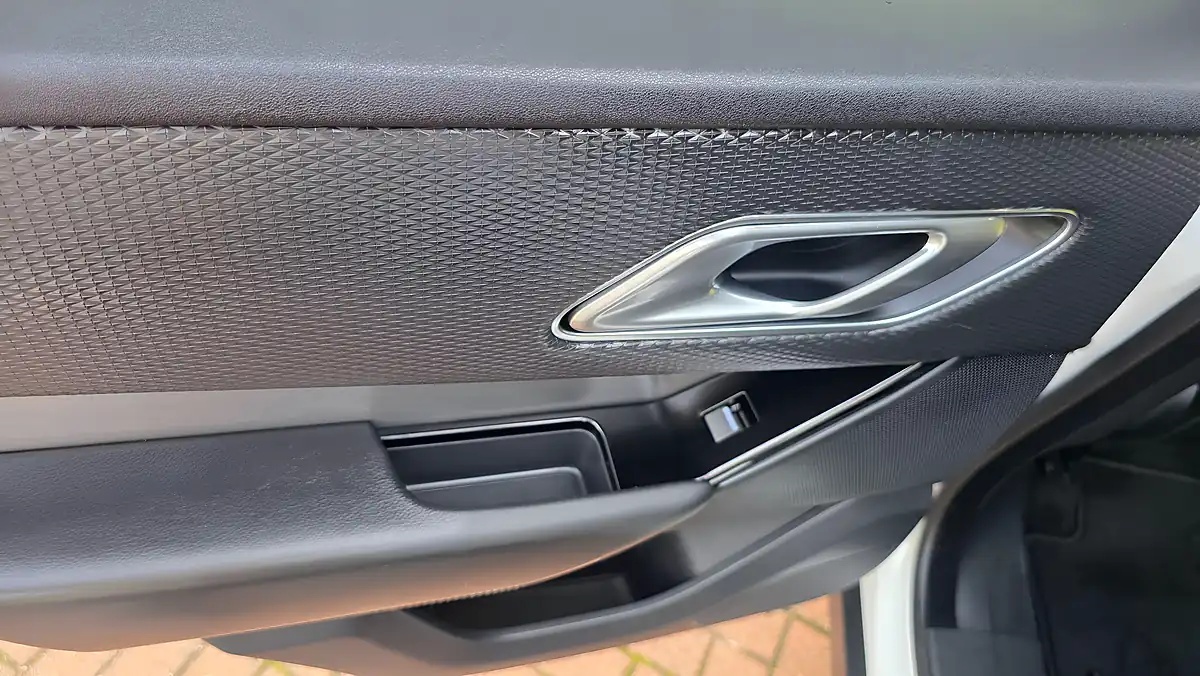 Used 2018 Land Rover Range Rover Velar R-Dynamic S White - Interior and Exterior details 17