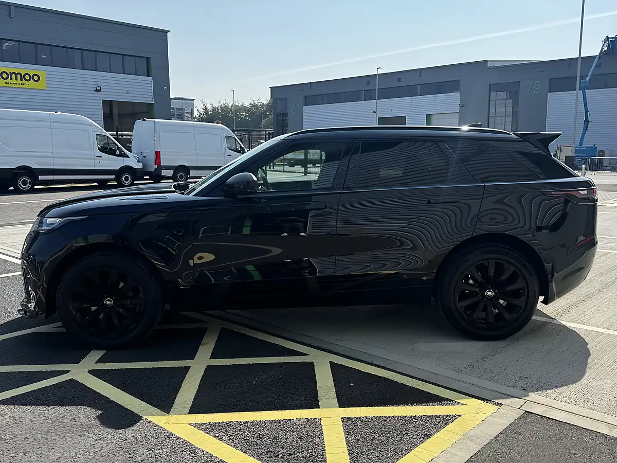 Used 2018 Land Rover Range Rover Velar R-Dynamic Se Black - Interior and Exterior details 7