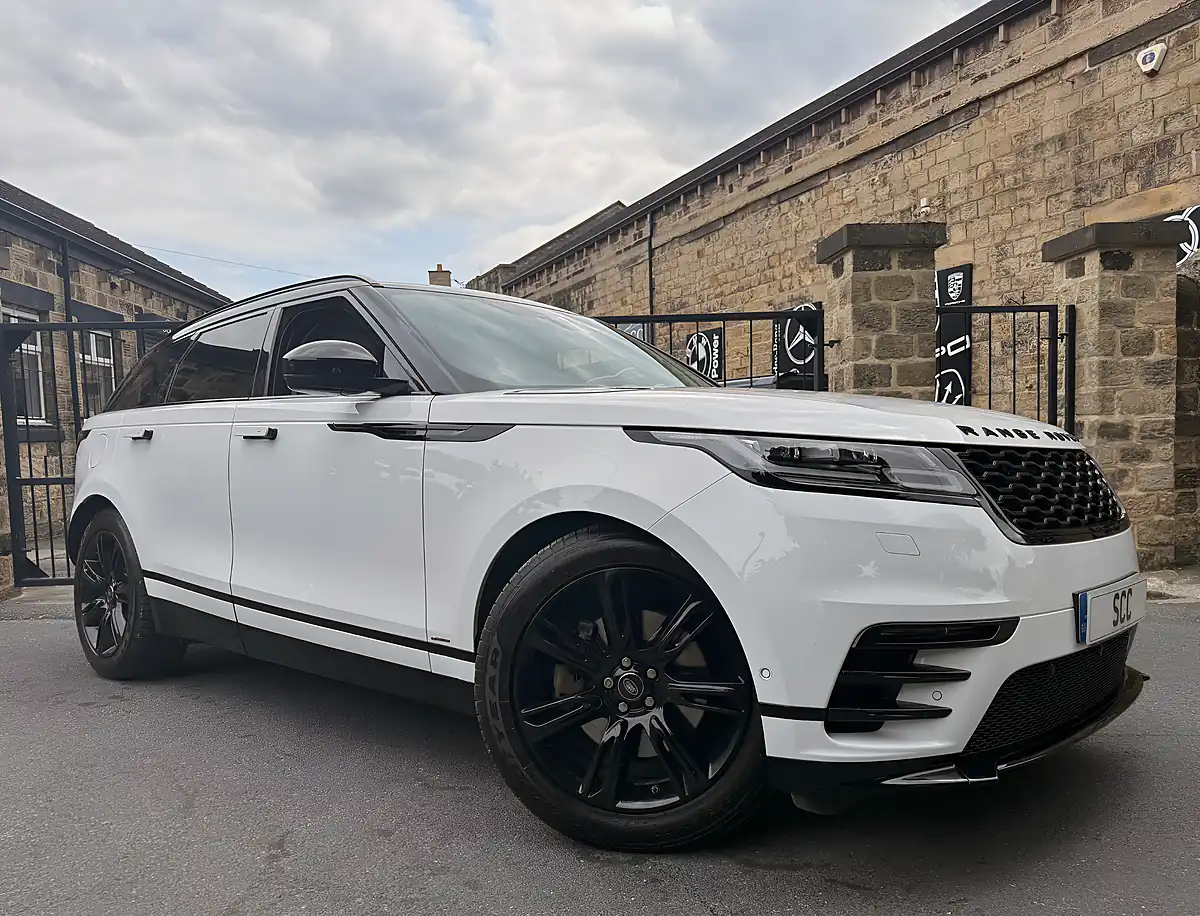 Used 2018 Land Rover Range Rover Velar R-Dynamic Se Fuji White - Interior and Exterior details 10
