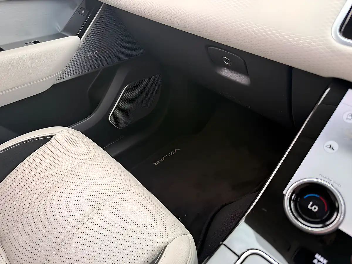 Used 2018 Land Rover Range Rover Velar R-Dynamic Se Fuji White - Interior and Exterior details 19