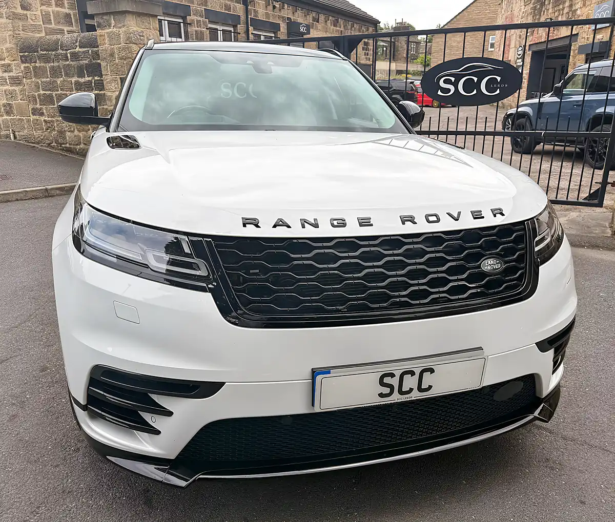 Used 2018 Land Rover Range Rover Velar R-Dynamic Se Fuji White - Interior and Exterior details 4