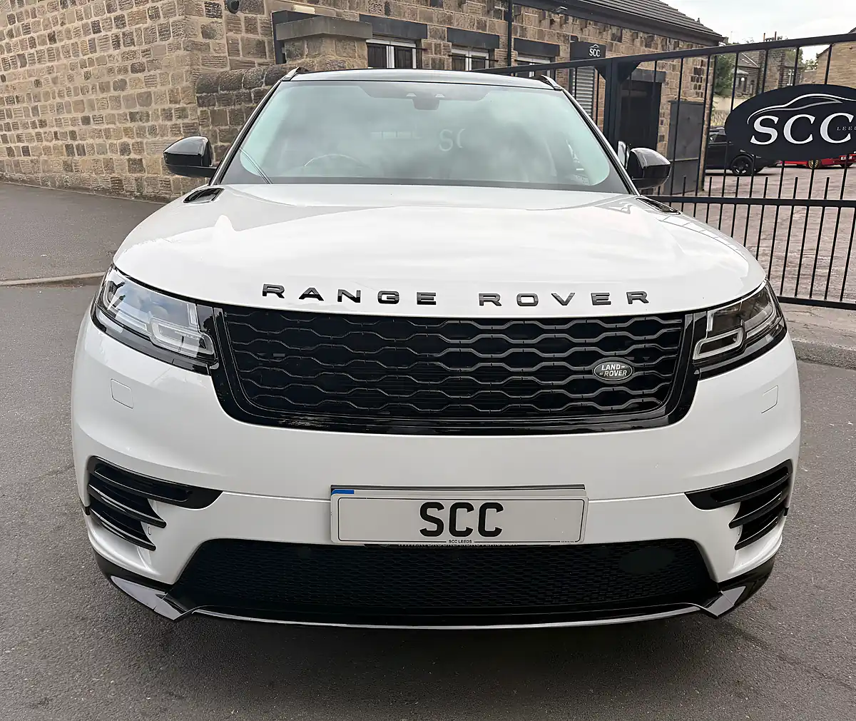 Used 2018 Land Rover Range Rover Velar R-Dynamic Se Fuji White - Interior and Exterior details 5