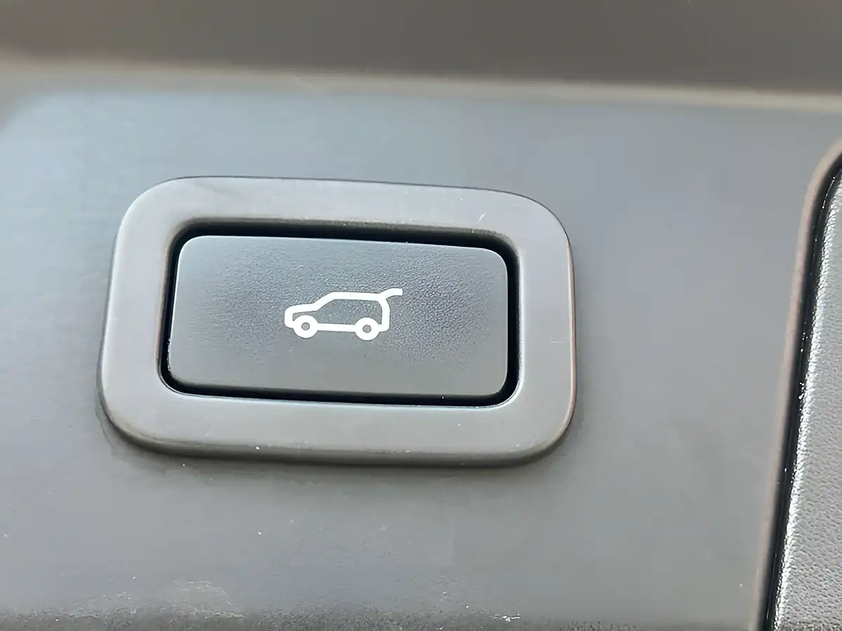 Used 2018 Land Rover Range Rover Velar R-Dynamic Se Narvik Black - Interior and Exterior details 17