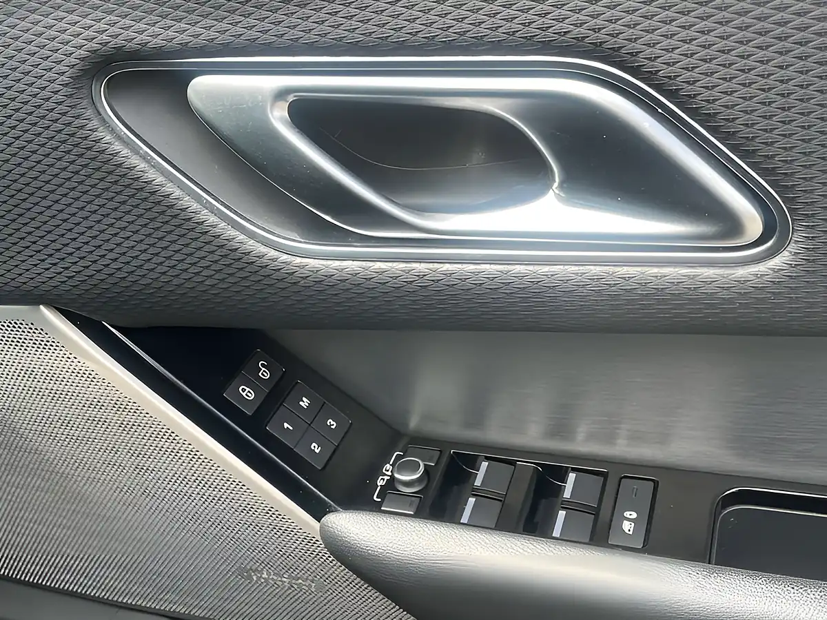 Used 2018 Land Rover Range Rover Velar R-Dynamic Se Narvik Black - Interior and Exterior details 18