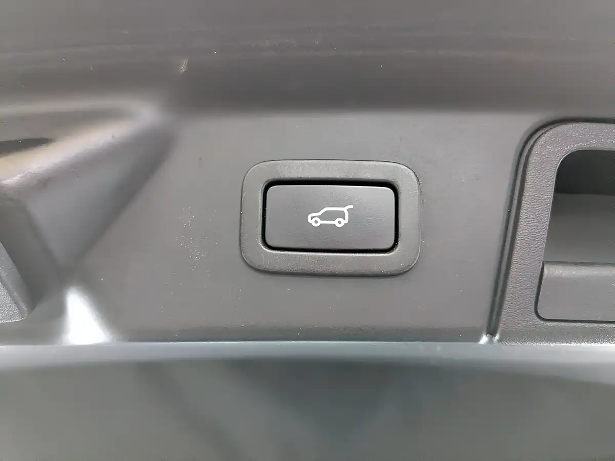 Used 2018 Land Rover Range Rover Velar R-Dynamic Se Narvik Black - Interior and Exterior details 11