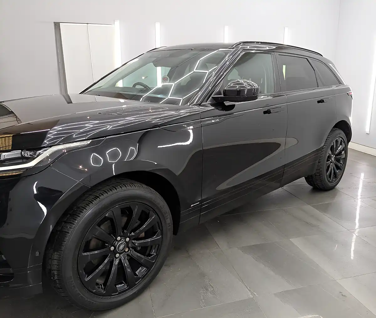 Used 2018 Land Rover Range Rover Velar R-Dynamic Se Narvik Black - Interior and Exterior details 3