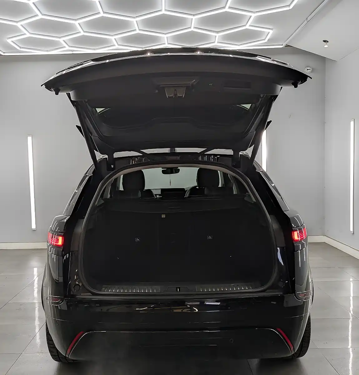 Used 2018 Land Rover Range Rover Velar R-Dynamic Se Narvik Black - Interior and Exterior details 9