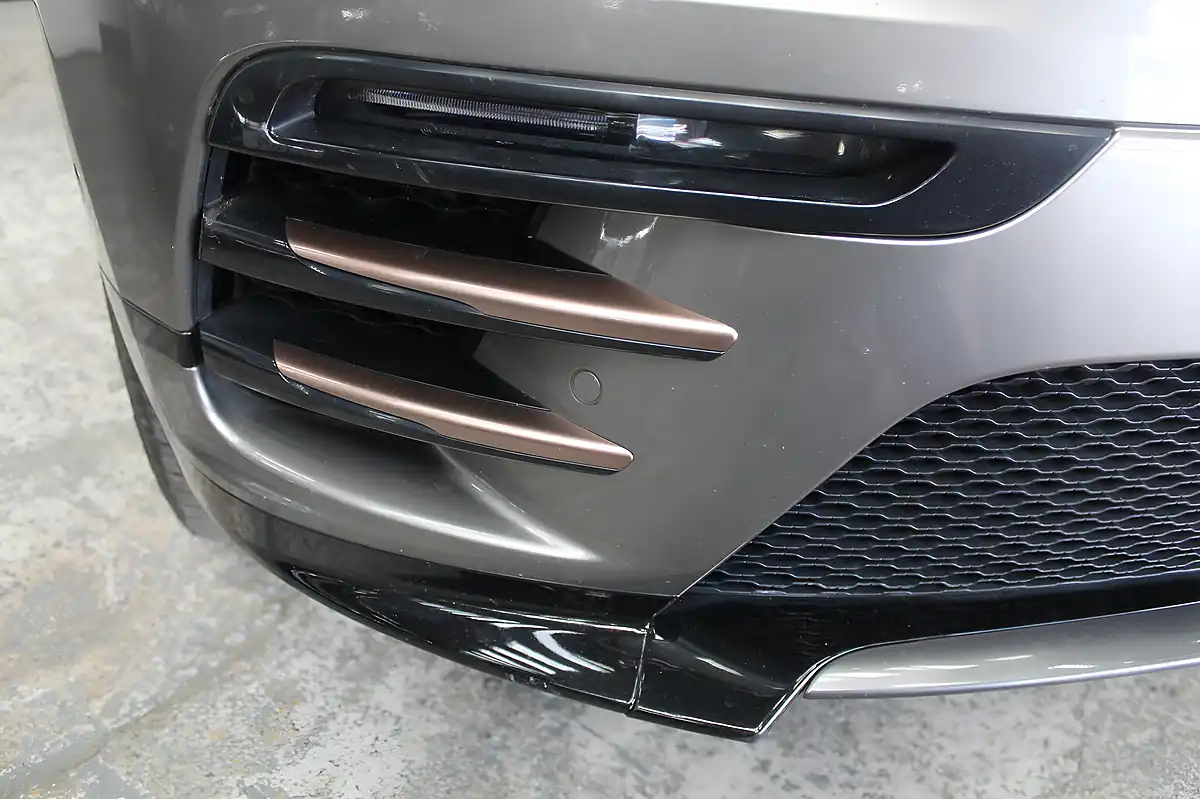 Used 2018 Land Rover Range Rover Velar R-Dynamic Se Silver - Interior and Exterior details 11