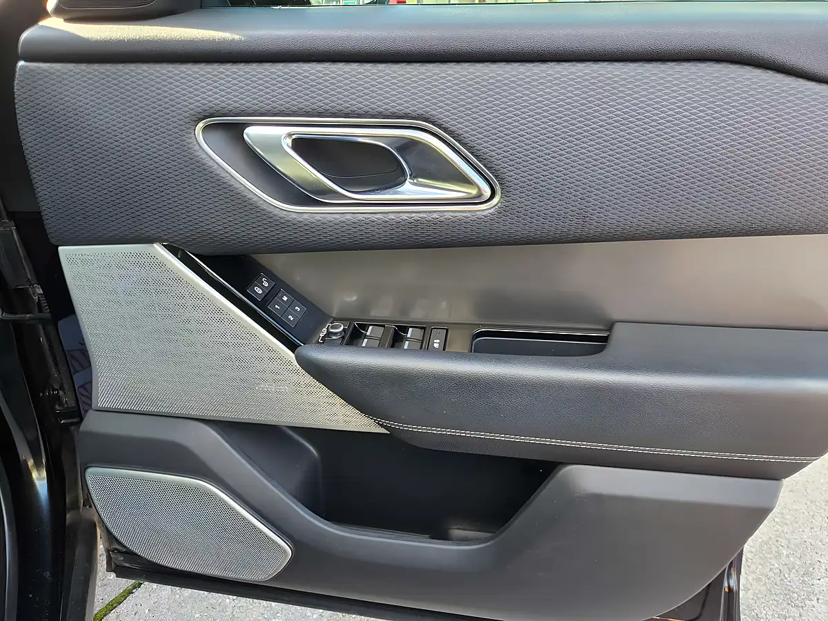 Used 2018 Land Rover Range Rover Velar Se Black - Interior and Exterior details 10