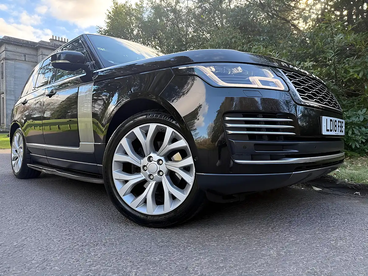 Used 2018 Land Rover Range Rover Vogue Se Black - Front View