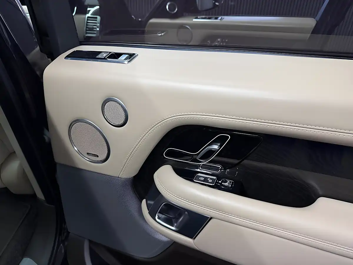 Used 2018 Land Rover Range Rover Vogue Se Black - Interior and Exterior details 12