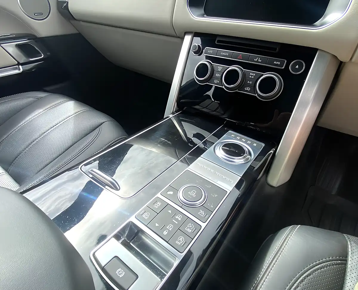 Used 2018 Land Rover Range Rover Vogue Se - Interior and Exterior details 12