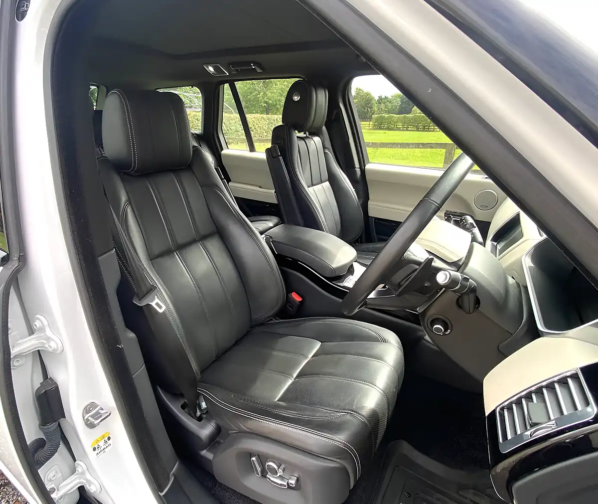 Used 2018 Land Rover Range Rover Vogue Se - Interior and Exterior details 14