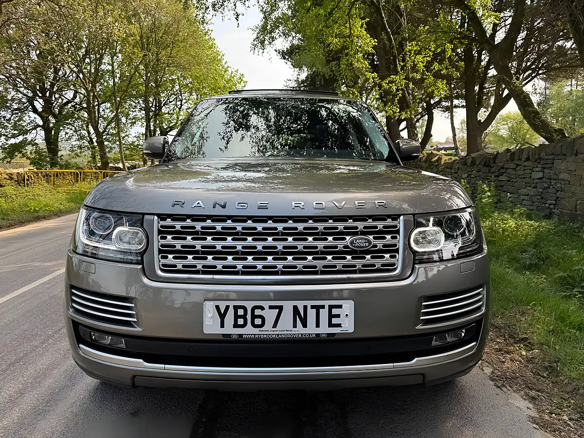 Used 2018 Land Rover Range Rover Vogue Se Silver - Interior and Exterior details 13