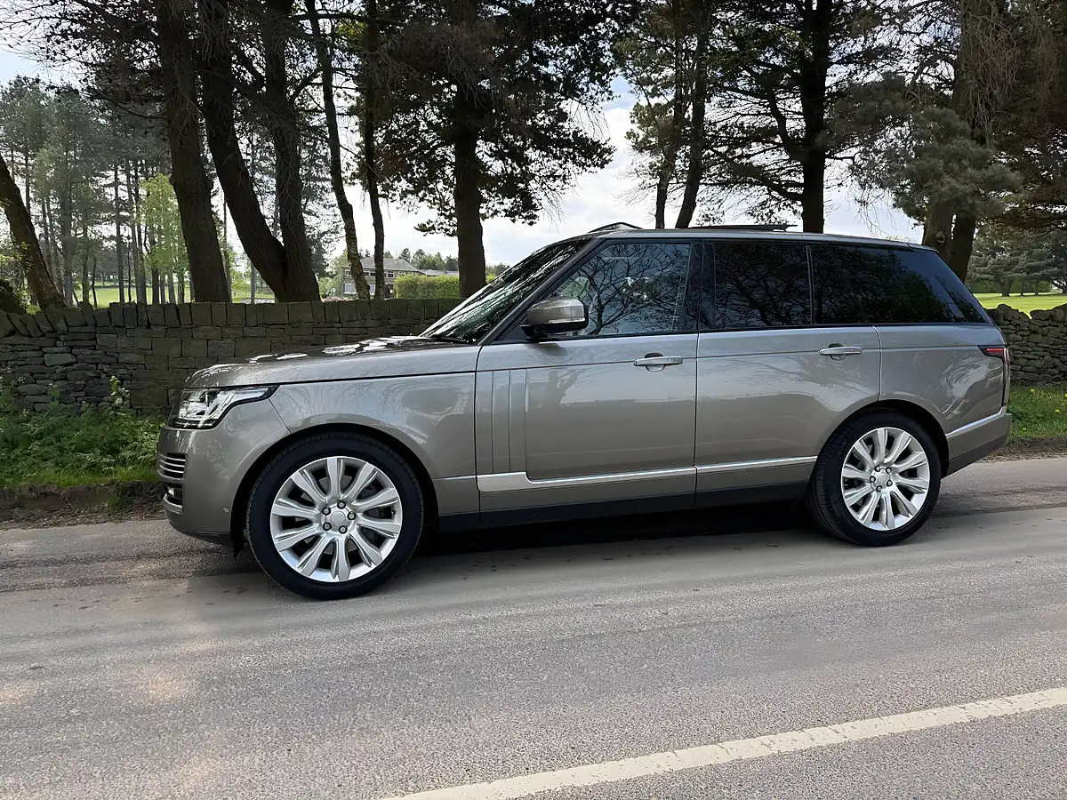 Used 2018 Land Rover Range Rover Vogue Se Silver - Interior and Exterior details 17