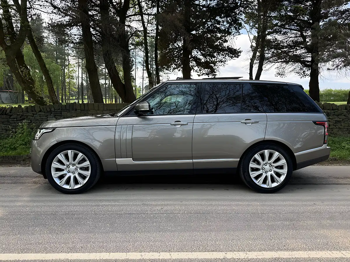 Used 2018 Land Rover Range Rover Vogue Se Silver - Interior and Exterior details 18