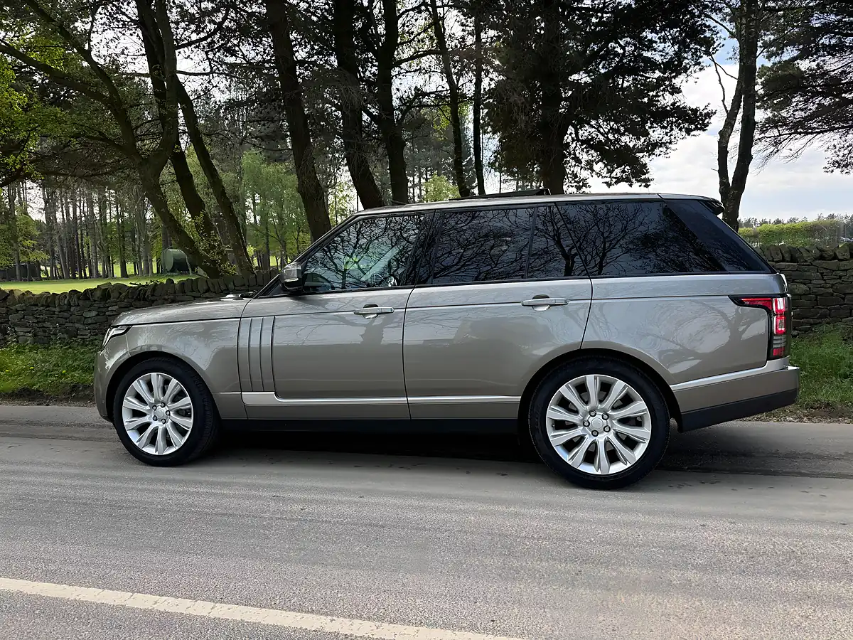 Used 2018 Land Rover Range Rover Vogue Se Silver - Interior and Exterior details 19