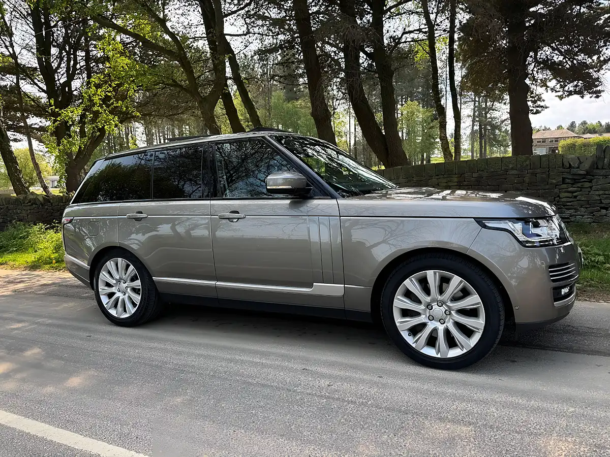 Used 2018 Land Rover Range Rover Vogue Se Silver - Interior and Exterior details 3