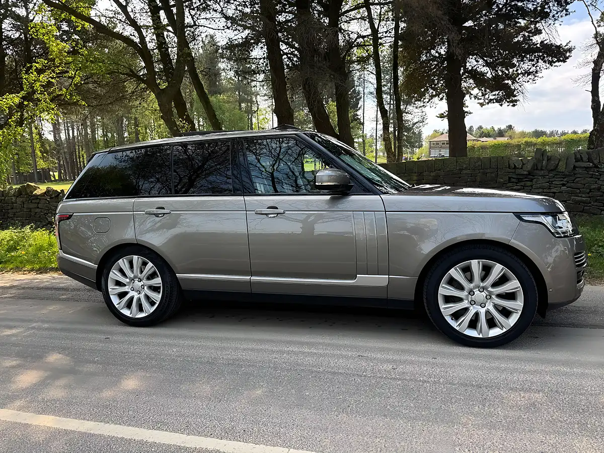 Used 2018 Land Rover Range Rover Vogue Se Silver - Interior and Exterior details 4