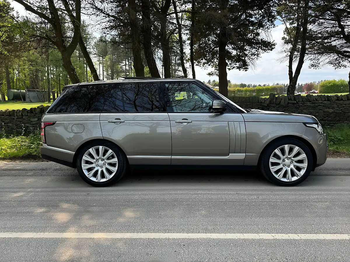 Used 2018 Land Rover Range Rover Vogue Se Silver - Interior and Exterior details 5