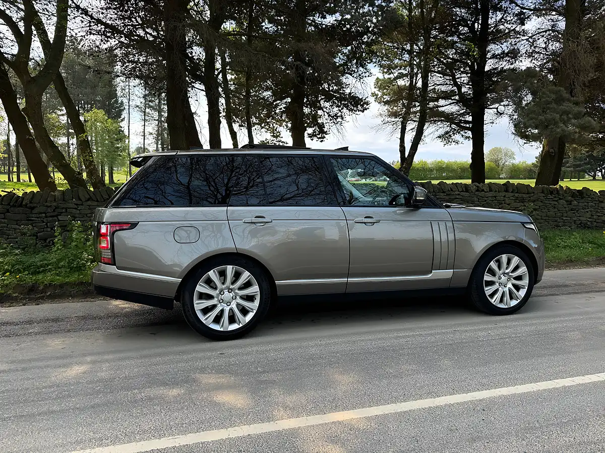Used 2018 Land Rover Range Rover Vogue Se Silver - Interior and Exterior details 6