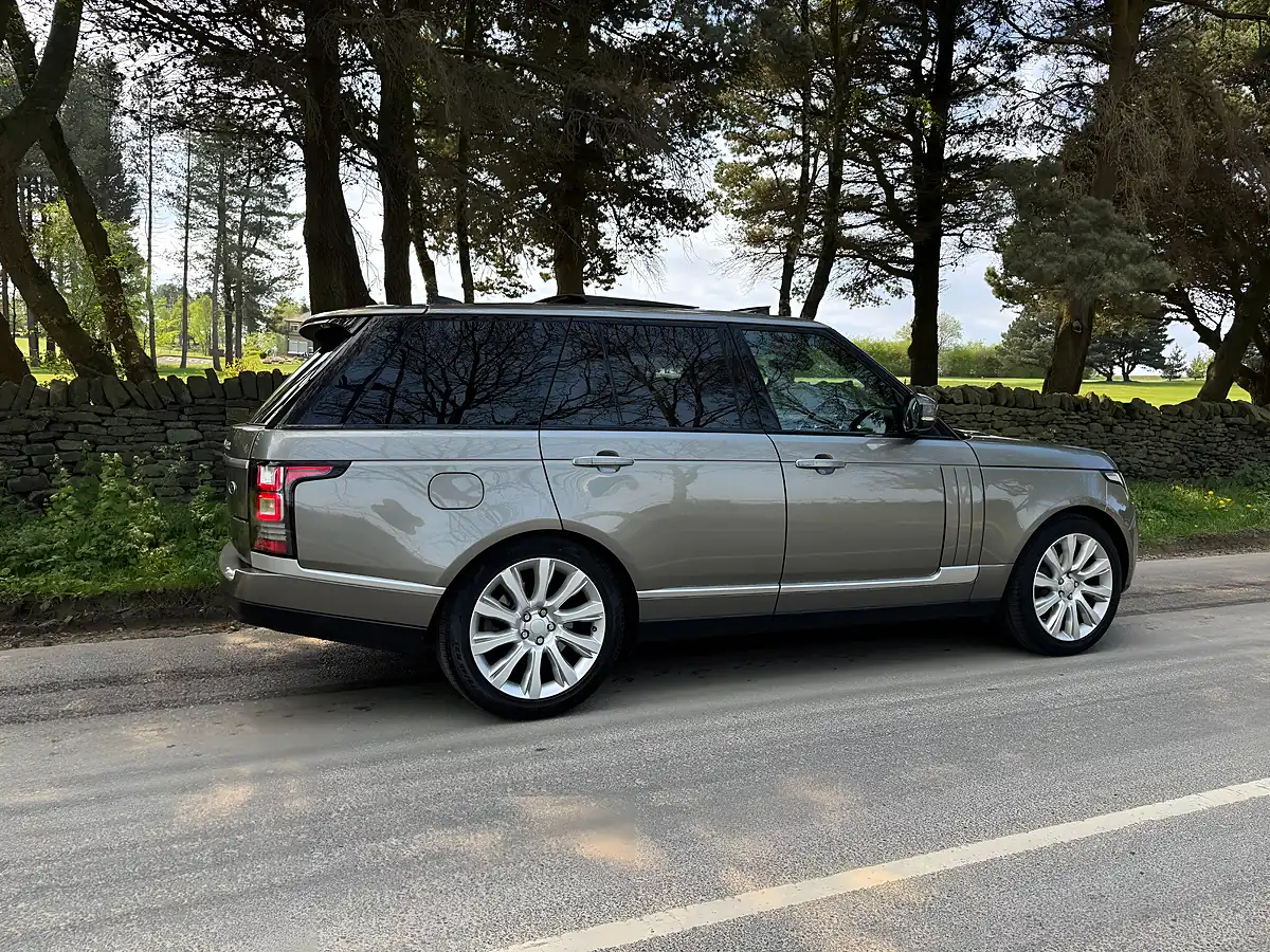 Used 2018 Land Rover Range Rover Vogue Se Silver - Interior and Exterior details 7