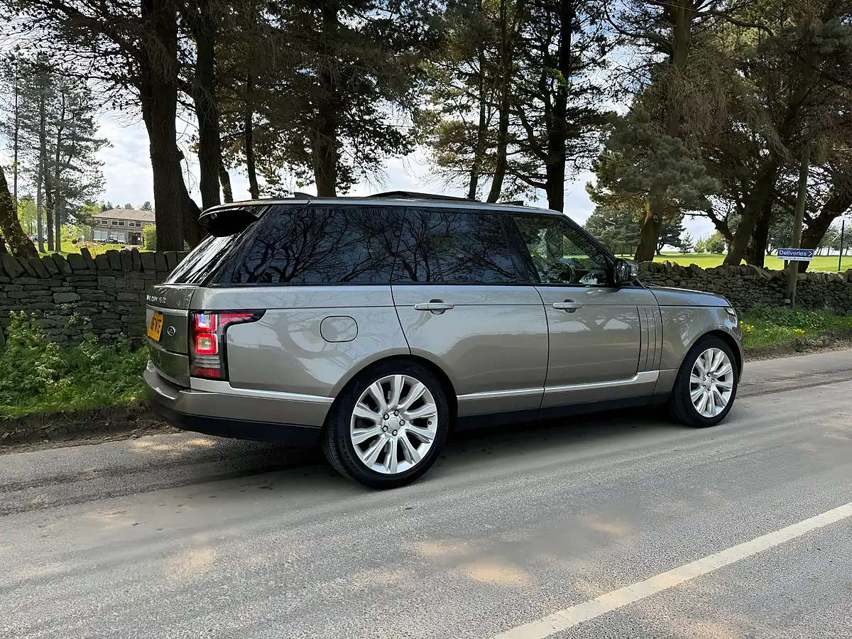 Used 2018 Land Rover Range Rover Vogue Se Silver - Interior and Exterior details 8