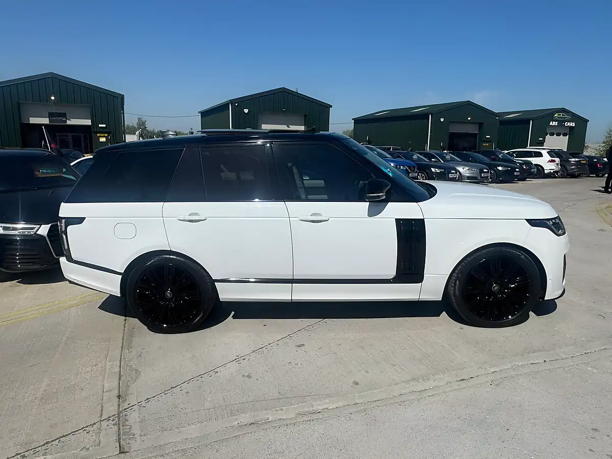 Used 2018 Land Rover Range Rover Vogue White - Interior and Exterior details 9