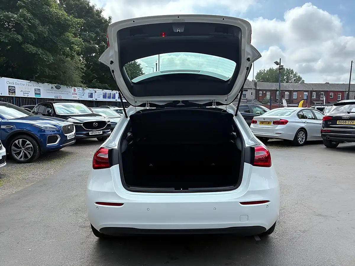 Used 2018 Mercedes-Benz a Class Se (executive) White - Interior and Exterior details 9