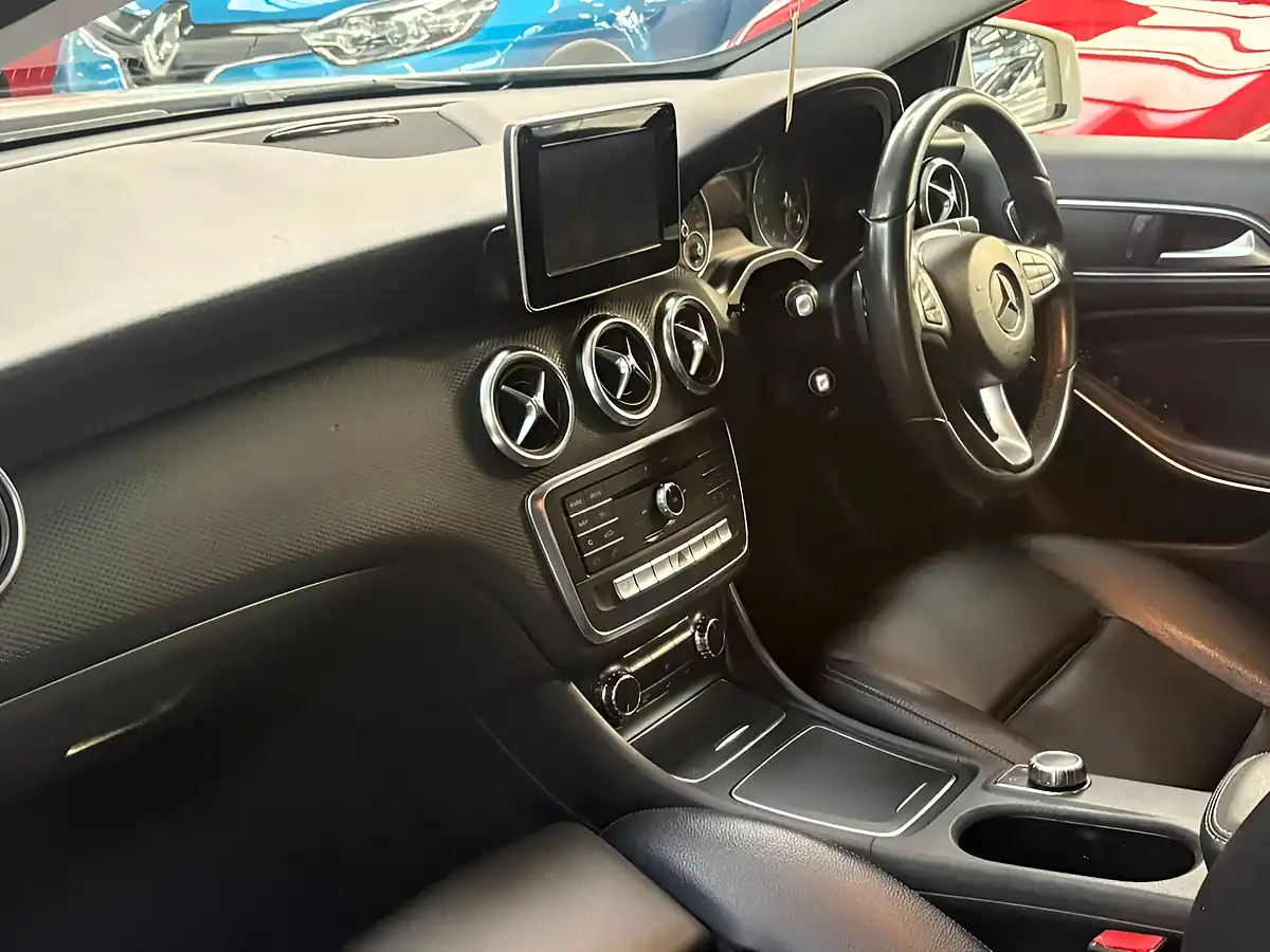 Used 2018 Mercedes-Benz a Class Se (executive) White - Interior and Exterior details 14
