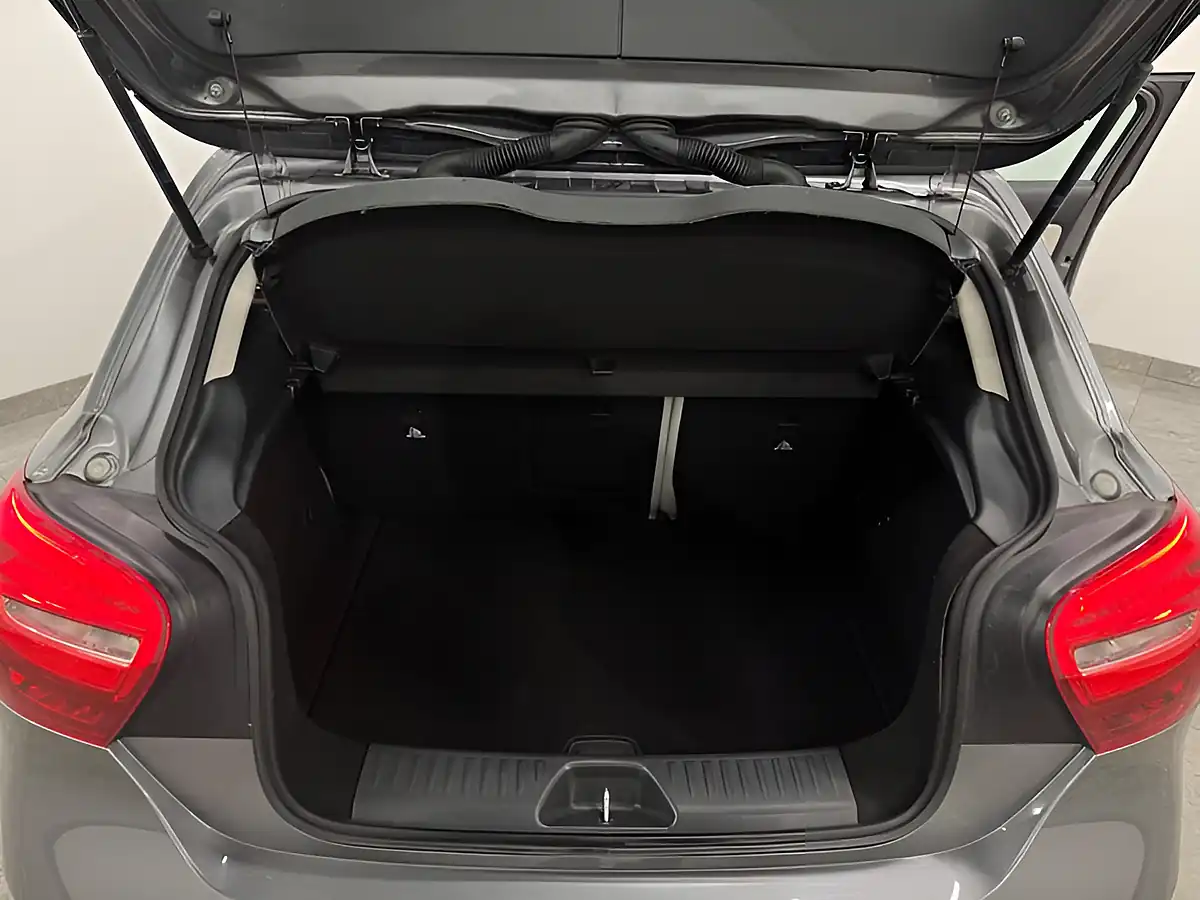 Used 2018 Mercedes-Benz a Class Se Grey - Interior and Exterior details 17